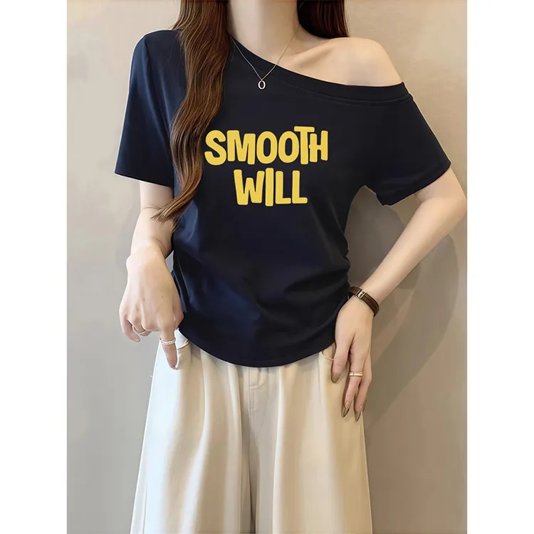 高级感字母印花斜领女士夏季T恤衫2025新款设计感一字肩露肩上衣