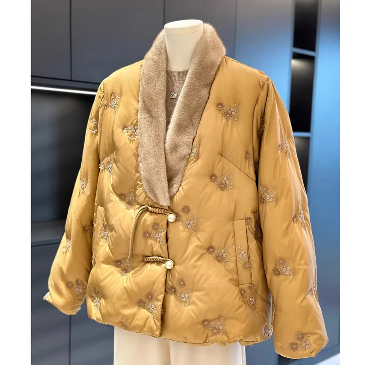 新中式国风妈妈装拼接羽绒服外套冬装新款上衣刺绣中老年毛领棉袄