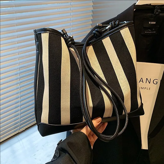 托特包包女2025新款潮流休闲百搭单肩水桶包洋气条纹手拎包