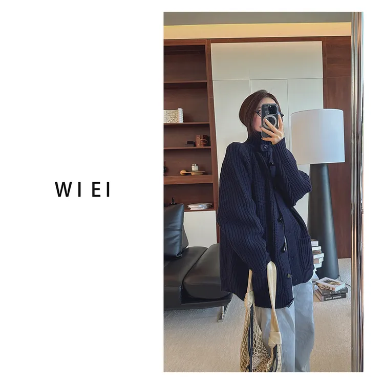 《WI EI》牛角扣重磅UPW100%羊毛纱线针织毛衣外套W25209059