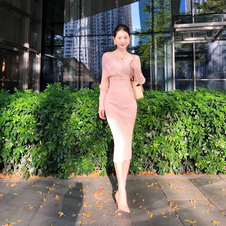 粉色御姐针织纯欲连衣裙收腰秋冬长袖修身显瘦中长款包臀打底长裙