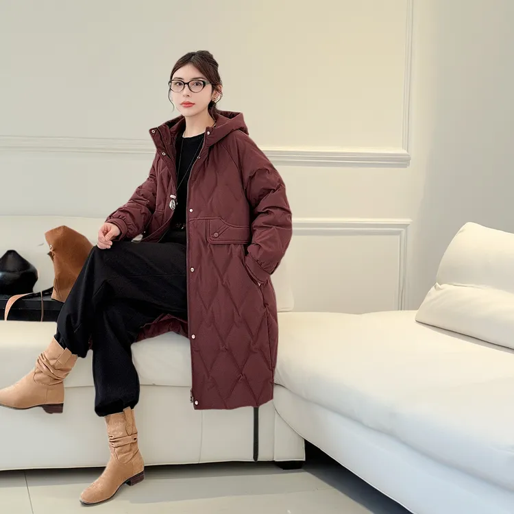 奕涵淏573冬女80羽绒服厚宽松中长压花插肩巴恩风喜庆红中长连帽