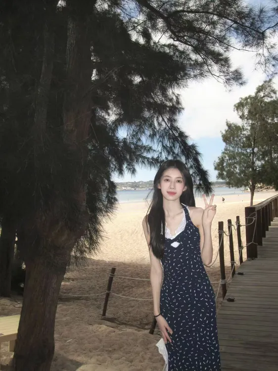 蓝色碎花挂脖连衣裙女2025夏季新款度假风收腰气质A字小个子长裙