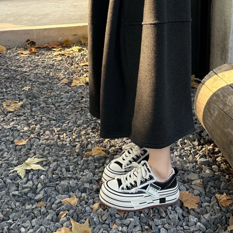 小发喵「做旧毛边厚底帆布鞋｜潮酷街拍随性出街尽显小众高级腔调」