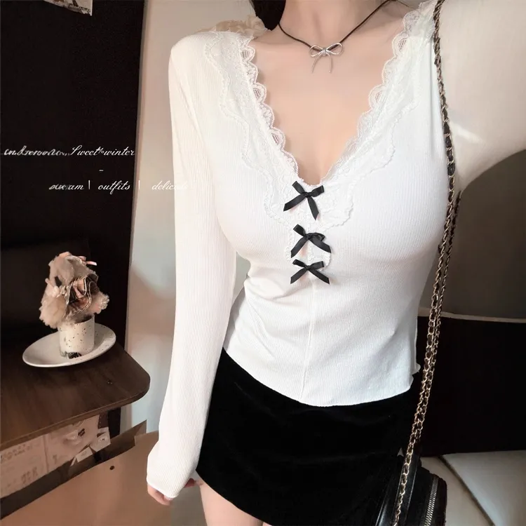 纯欲蕾丝深V领打底衫女秋冬2025新款修身甜辣内搭设计感长袖