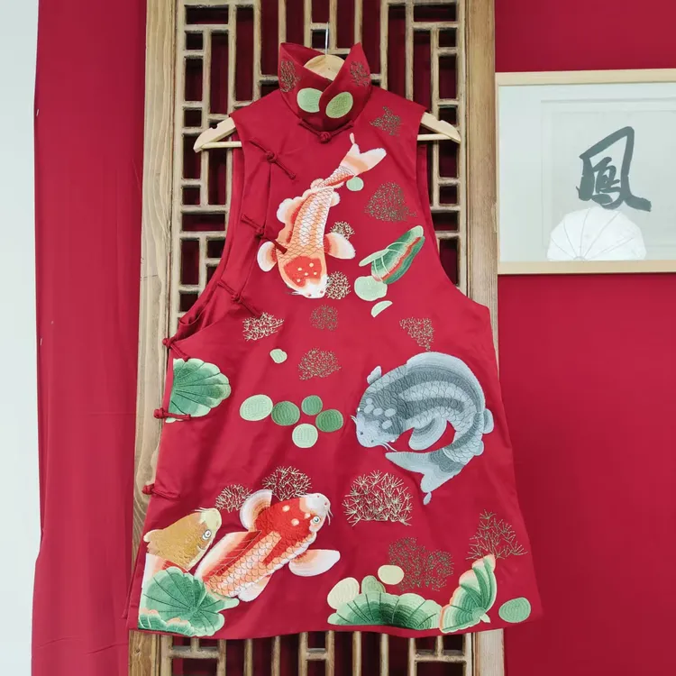 前后（LS753-11/15）凤徕兮定制暗红底彩鱼刺绣花盆领中长盘扣马甲