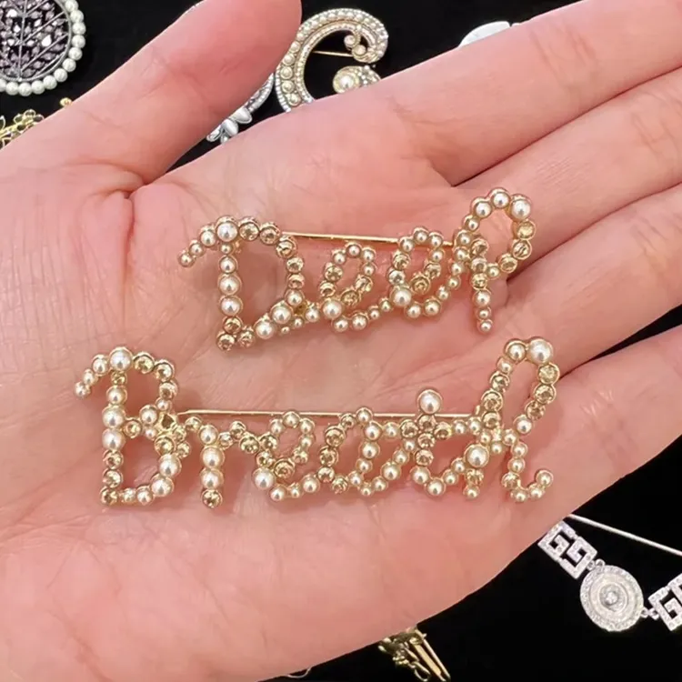 铜合金胸针 季阿玛施新颖深呼吸英文字母胸针时尚百搭别针配饰品