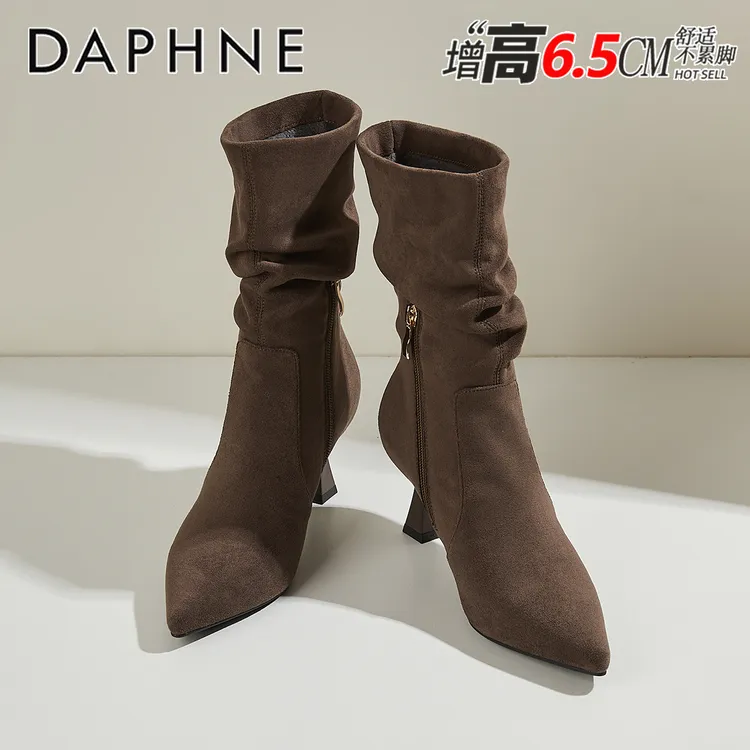 达芙妮尖头高跟褶皱短靴女2025秋冬新款显瘦堆堆靴美拉德绒面女靴
