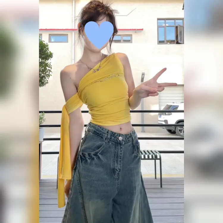 纯欲辣妹立体水钻点缀斜领露肩背心吊带女夏季新款修身显瘦小上衣