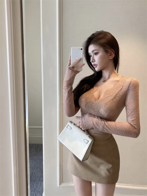 新款纯欲辣妹性感低胸v领上衣女秋蕾丝打底衫内搭高级感小衫