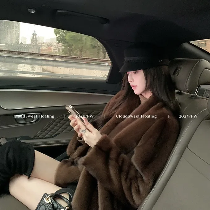 2025秋冬【周粥】网红新款时尚高级感颜色皮绒一体显瘦保暖毛毛外套