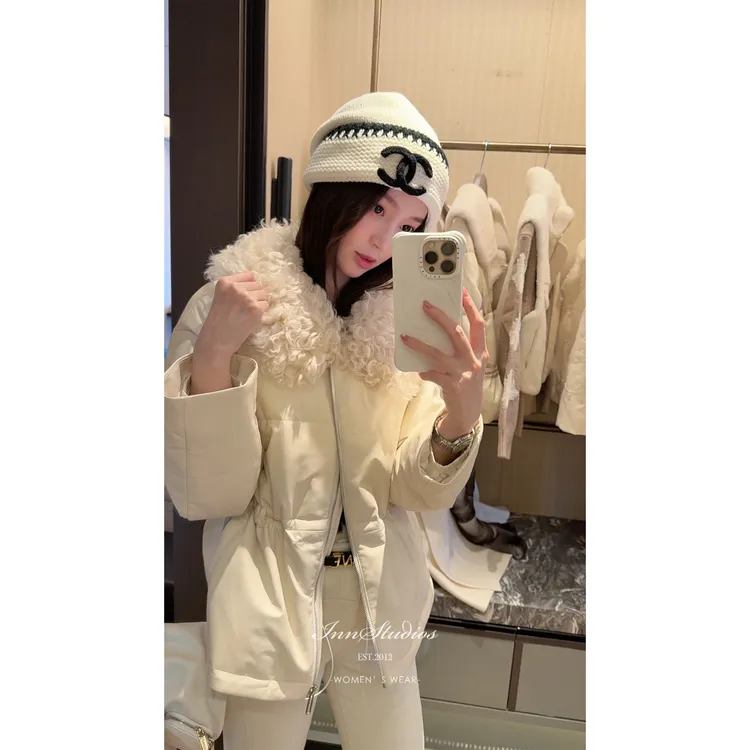 Innstudios“奶昔白皮羽绒”毛领绵羊皮白鹅绒可调整收腰鹅羽绒外套
