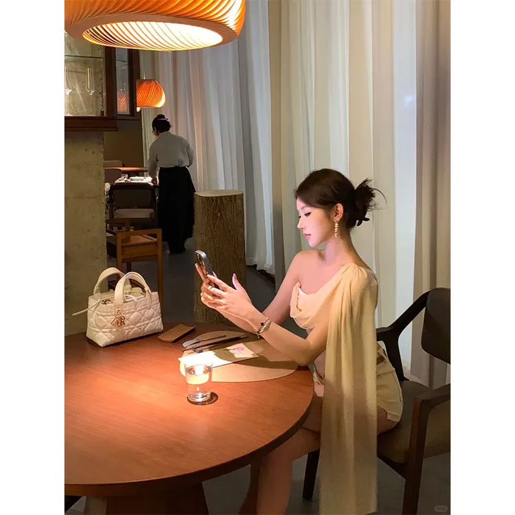 2025年夏季新款ins气质御姐名媛范单肩飘带上衣女配高腰显瘦短裤