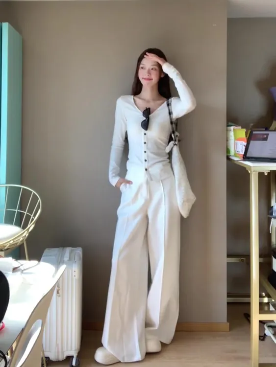 秋季辣妹风显瘦黑色挂脖时尚上衣设计感长袖T恤女内搭打底衫女