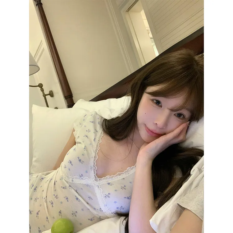 Lukira 【撩系甜心】 碎花交叉v领蕾丝短袖t恤 U50348767，U50348663