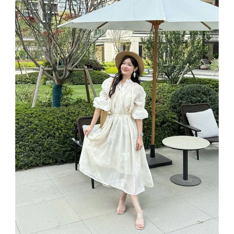 法式刺绣灯笼袖法式连衣裙初恋设计感白色裙子显瘦气质夏季时尚