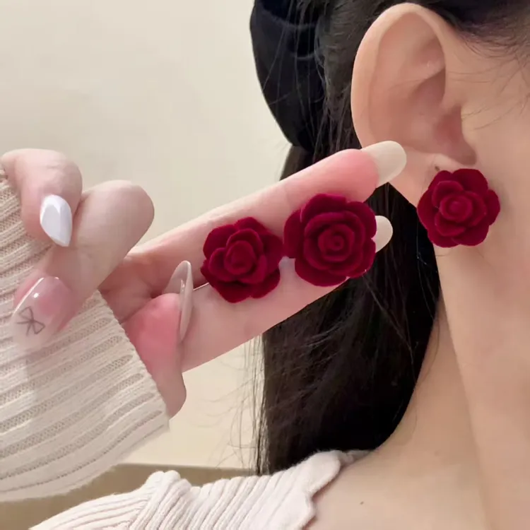 合金亚克力耳饰 秋冬新年元旦植绒红色玫瑰花朵耳钉温柔小众显白
