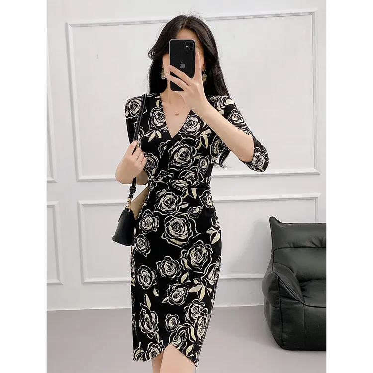 夏季款黑色裹身裙玫瑰印花V领收腰显瘦遮腹连衣裙交叉鱼尾包臀裙