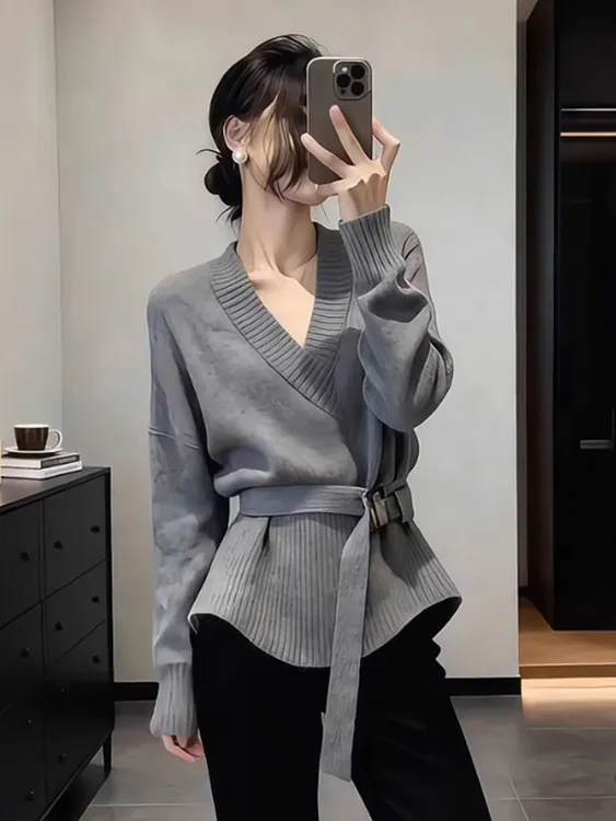 高端精致气质休闲灰色针织上衣女装2025秋冬新款通勤绑带百搭毛衣