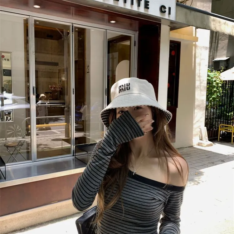 美式复古条纹斜肩长袖T恤女早秋设计感露肩打底衫甜辣妹短款上衣