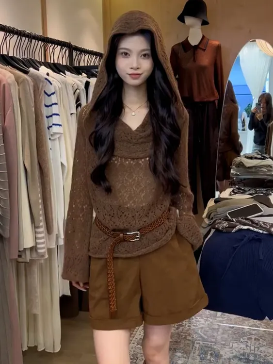 秋季穿搭一整套女装2025新款超好看棕色连帽针织衫阔腿短裤两件套
