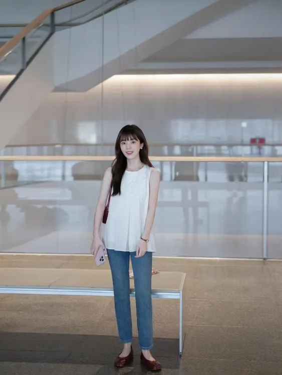 2025早秋新款花边圆领套头克莱因蓝无袖背心上衣百搭牛仔裤套装