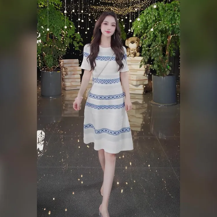 2025新款今年流行爆款简单大方的高级感气质小个子条纹连衣裙女夏