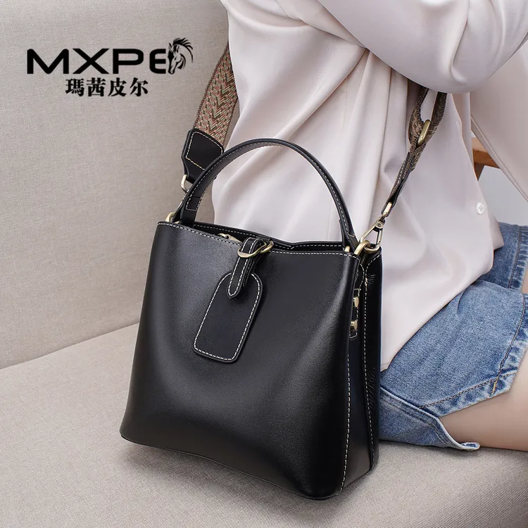 女士斜挎包时尚爆款真皮手拎包2025时尚爆款简约通勤单肩包水桶包