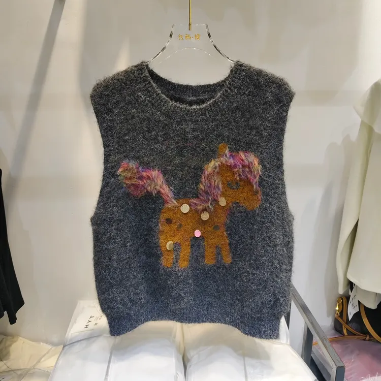 洋气减龄卡通小马圆领针织马甲背心女2025年冬季新款百搭套头上衣