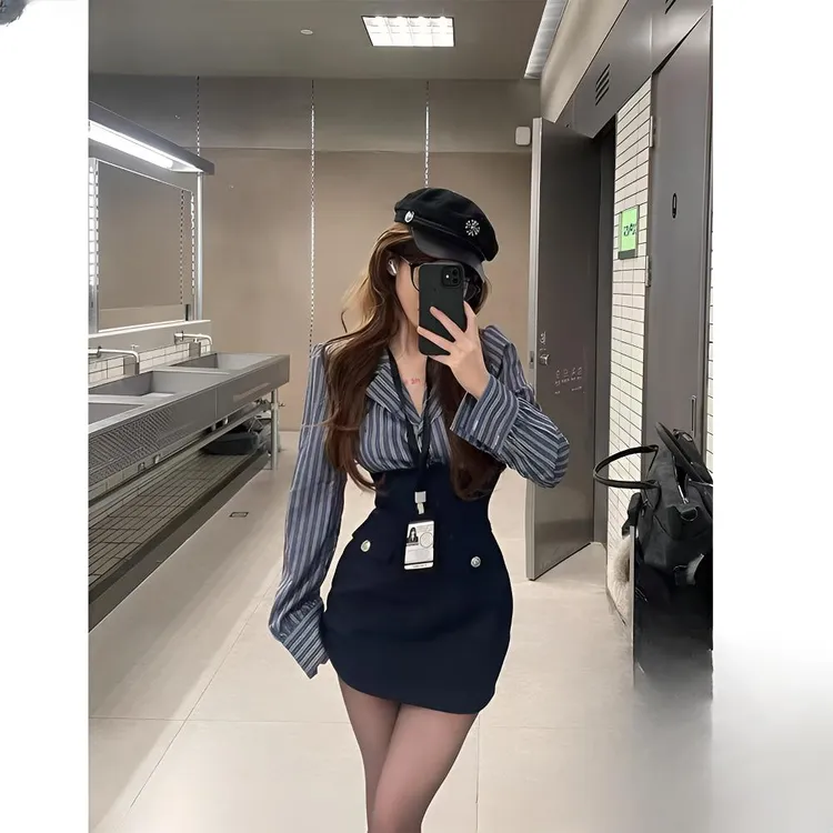 学院风纯欲条纹衬衫刺绣上衣藏蓝色高腰半身短裙套装