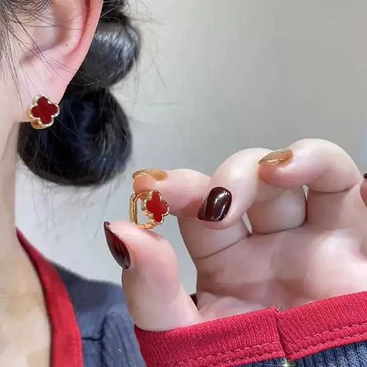 红色四叶花耳扣女2025年新款潮精致小巧睡觉免摘商品图