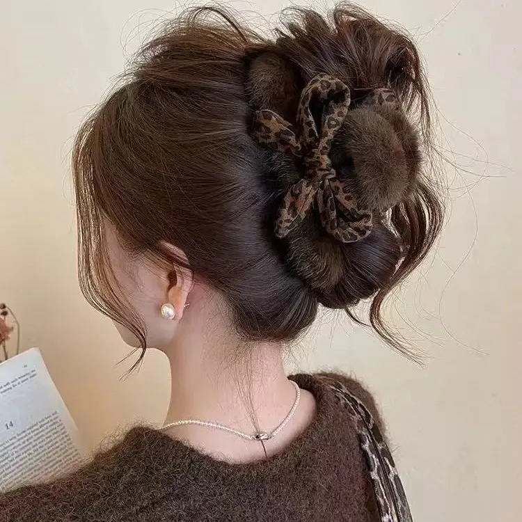 豹纹蝴蝶结毛绒抓夹女2025新款秋冬盘发夹高级感鲨鱼夹后脑勺发饰