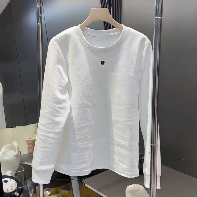 今年流行穿搭2025秋冬新款温柔风韩版简约风爱心字母印花长袖上衣