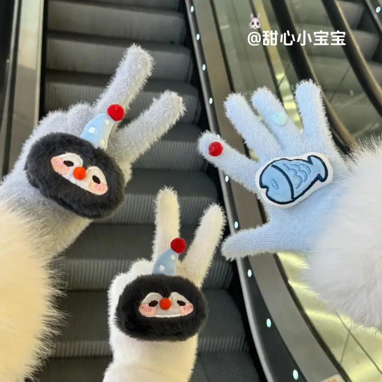 创意可爱企鹅小鱼手套高颜值毛绒防风抗寒保暖加厚骑行分指手套