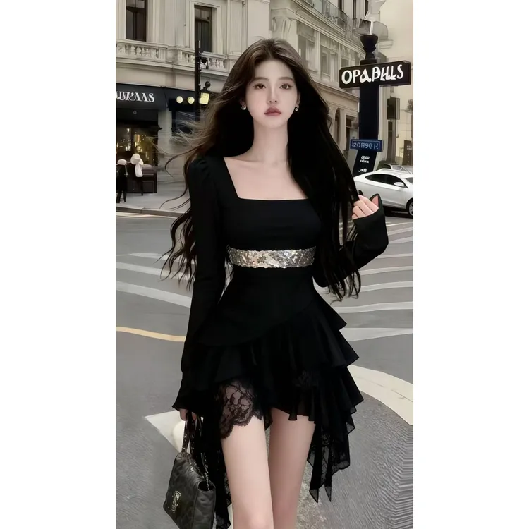 2025秋冬轻奢气质轻熟风显瘦黑色方领收腰长袖蕾丝拼接裙摆连衣裙