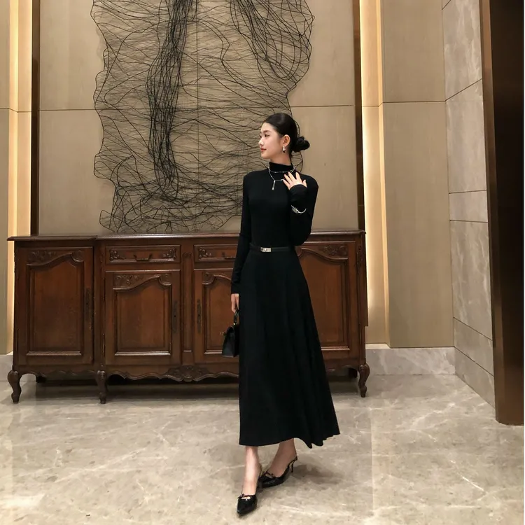 半高领气质时尚收腰长裙秋冬针织连衣裙修身显瘦法式赫本风小黑裙