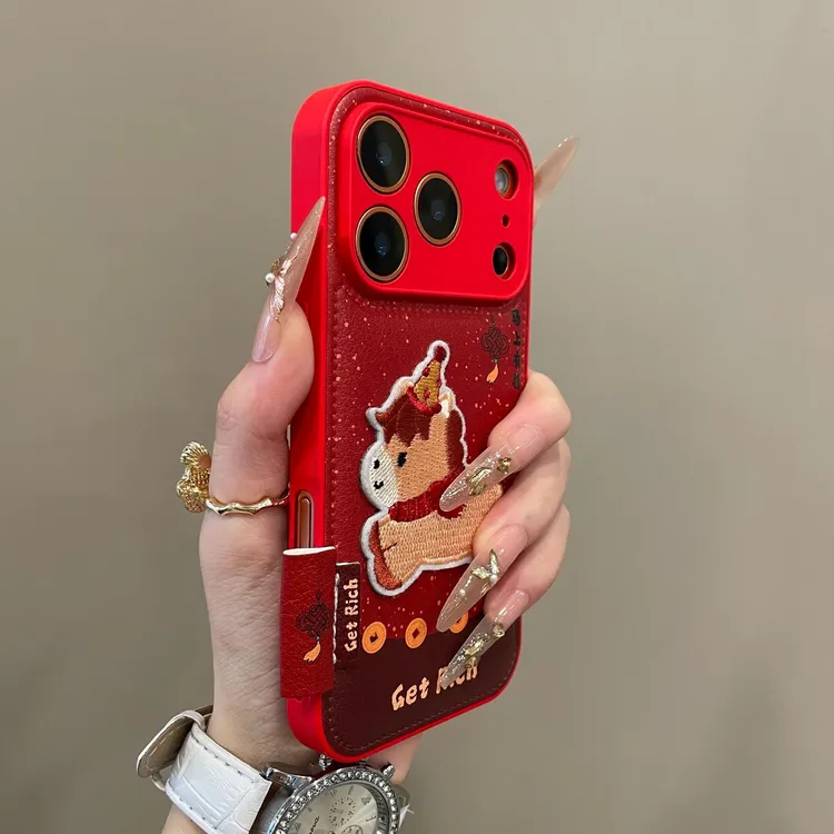 创意红底中国结刺绣小马适用iPhone17pro手机壳16pm个性15新14pro