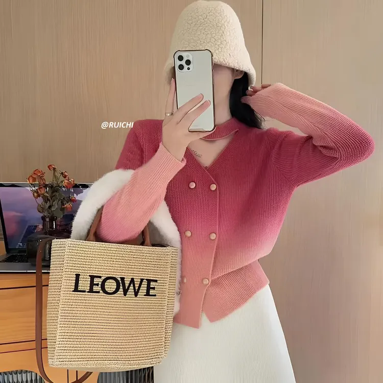 2025秋季新款v领渐变粉双排金属扣短款长袖针织开衫百搭上衣女