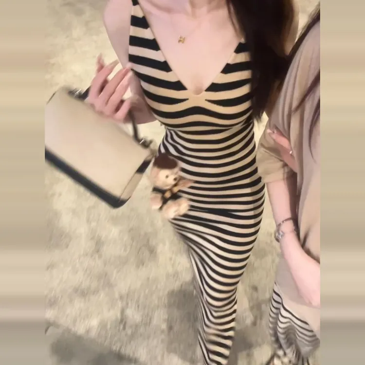 法式气质风情万种条纹修身包臀连衣裙女夏海边度假风独特绝美长裙