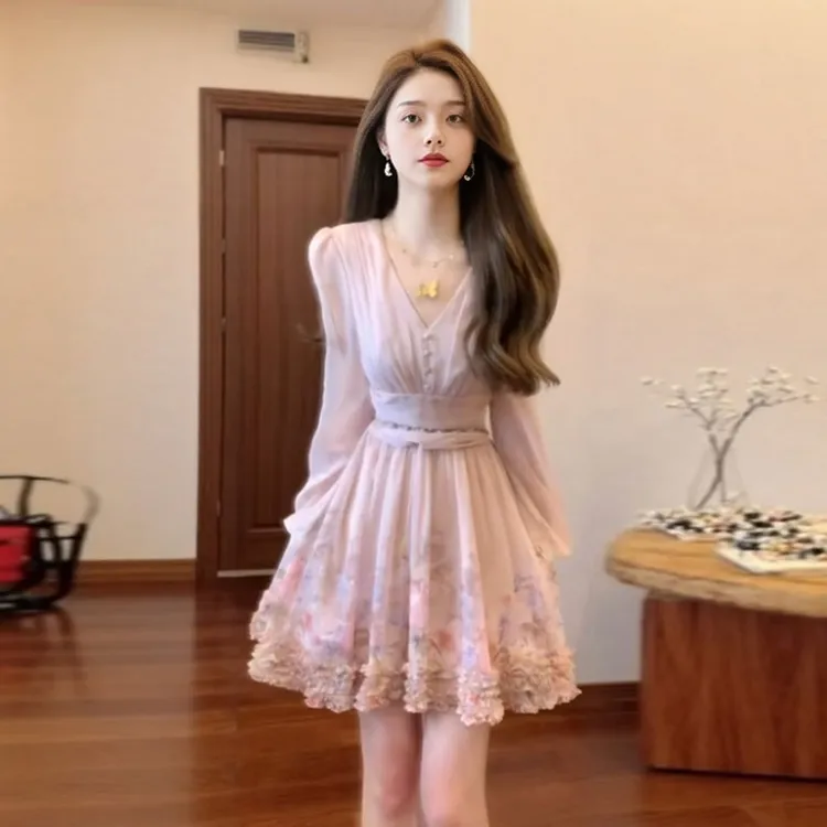 小个子巨好看的裙子法式温柔风V领碎花茶歇连衣裙2025年秋季穿搭