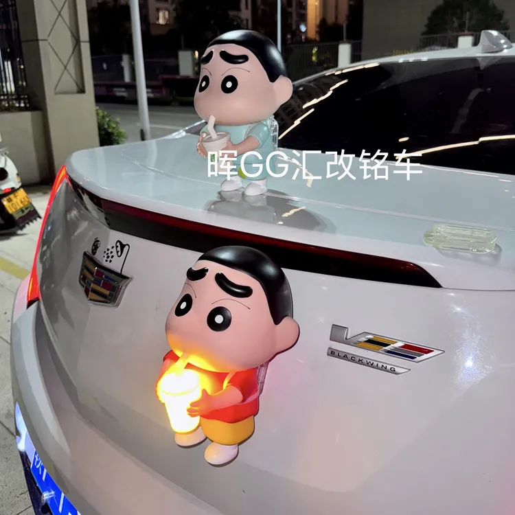 爱喝奶茶的蜡笔小新可发光车载摆件创意汽车装饰车顶公仔车外摆件