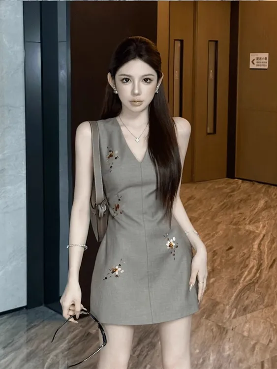 Z22748微胖mm法式重工刺绣亮片V领连衣裙女夏季出游收腰A字背心裙