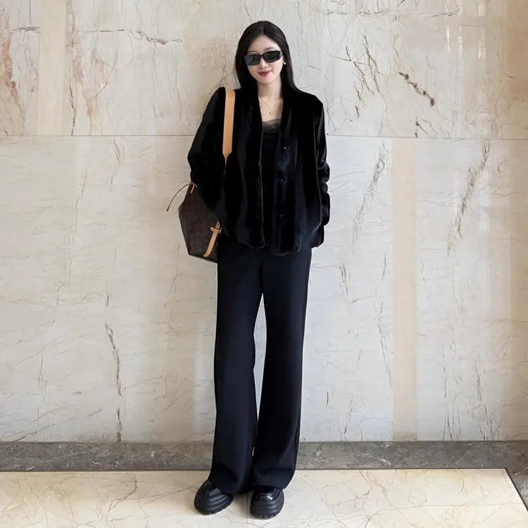 黑钻雪镜短款V领环保光泽宝嘉美级别轻奢保暖外套