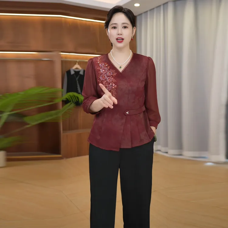 妈妈装洋气V领上衣2025新款秋季中老年女装减龄显瘦国风小衫套装