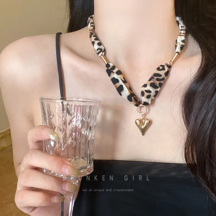 铜布艺项链 美拉德豹纹爱心项链女高级感锁骨链纯欲风毛衣链配饰 