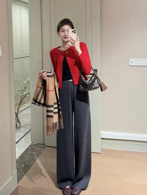 【红豆】时尚红色针织开衫短上衣灰色高腰长款糯米裤慵懒气质两件套