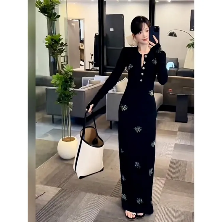 2025秋季新款亮闪闪烫钻高级感V领长袖黑色气质连衣裙设计感长裙