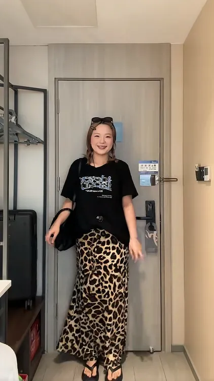 夏季美式复古字母正肩印花短袖T恤与豹纹半身裙组合夏日绝美穿搭