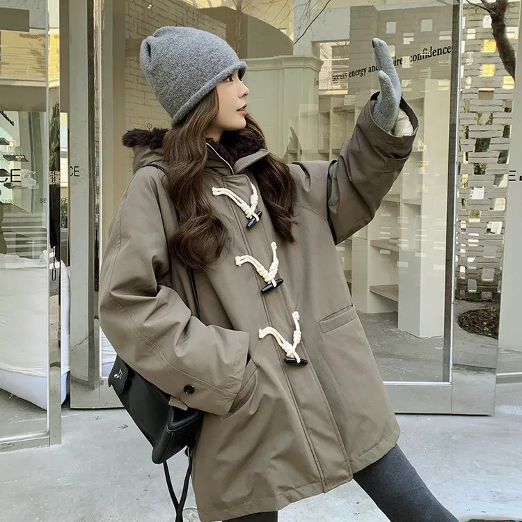 浅灰色韩系牛角扣连帽工装羽绒服女2025冬新款宽松保暖白鸭绒外套