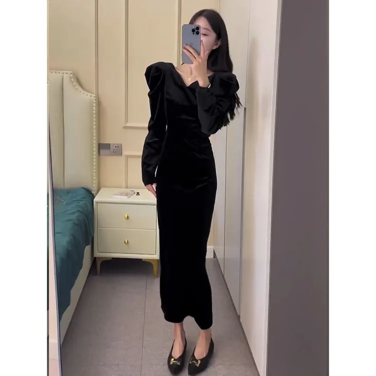 法式复古立体泡泡袖小黑裙女气质显瘦修身V领长袖金丝绒连衣裙秋